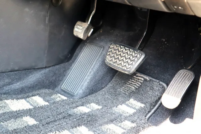 日本のレンタカーの車内。大町レンタカーの車は清潔に整備されています