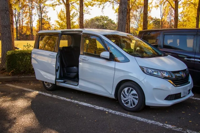 法人向け長期レンタルに対応する大町レンタカーのミニバン。複数名のスタッフ送迎にも最適