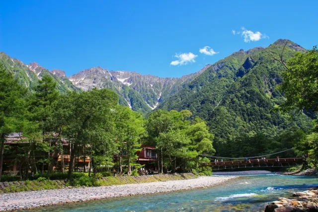 上高地の象徴・河童橋と穂高連峰。青空と梓川の清流が広がる絶景