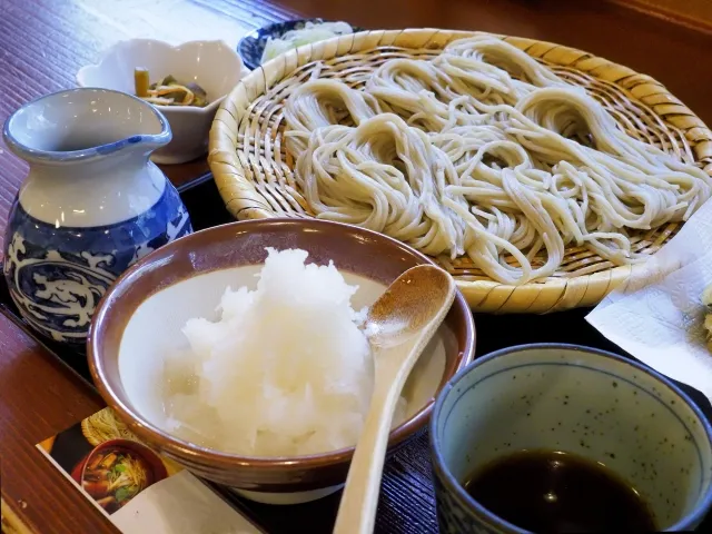 北アルプスの名水と信州産そば粉が生む安曇野の手打ちざる蕎麦。薬味のわさびとともに