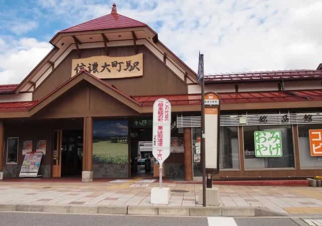 信濃大町駅の外観。大町レンタカーはここから徒歩約2分