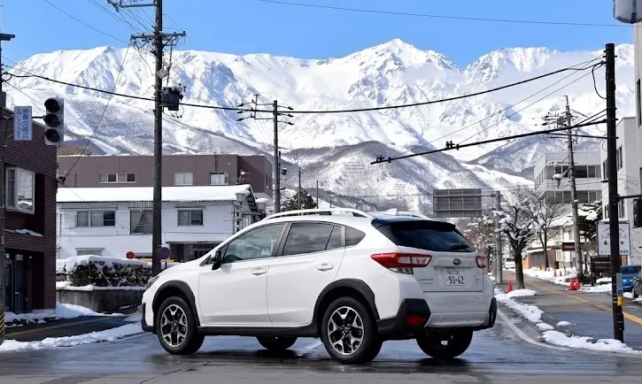 白馬レンタカーのSUV（4WD・スタッドレス装着）と雪の白馬